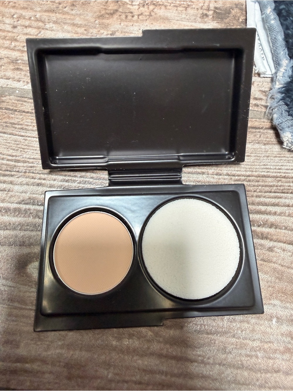 MAC Cosmetics Compact Foundation - Beige Tan
